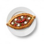 Pide mit Hackfleisch und Mozzarella